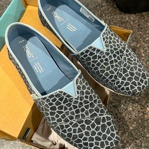 Women’s TOMS shoes